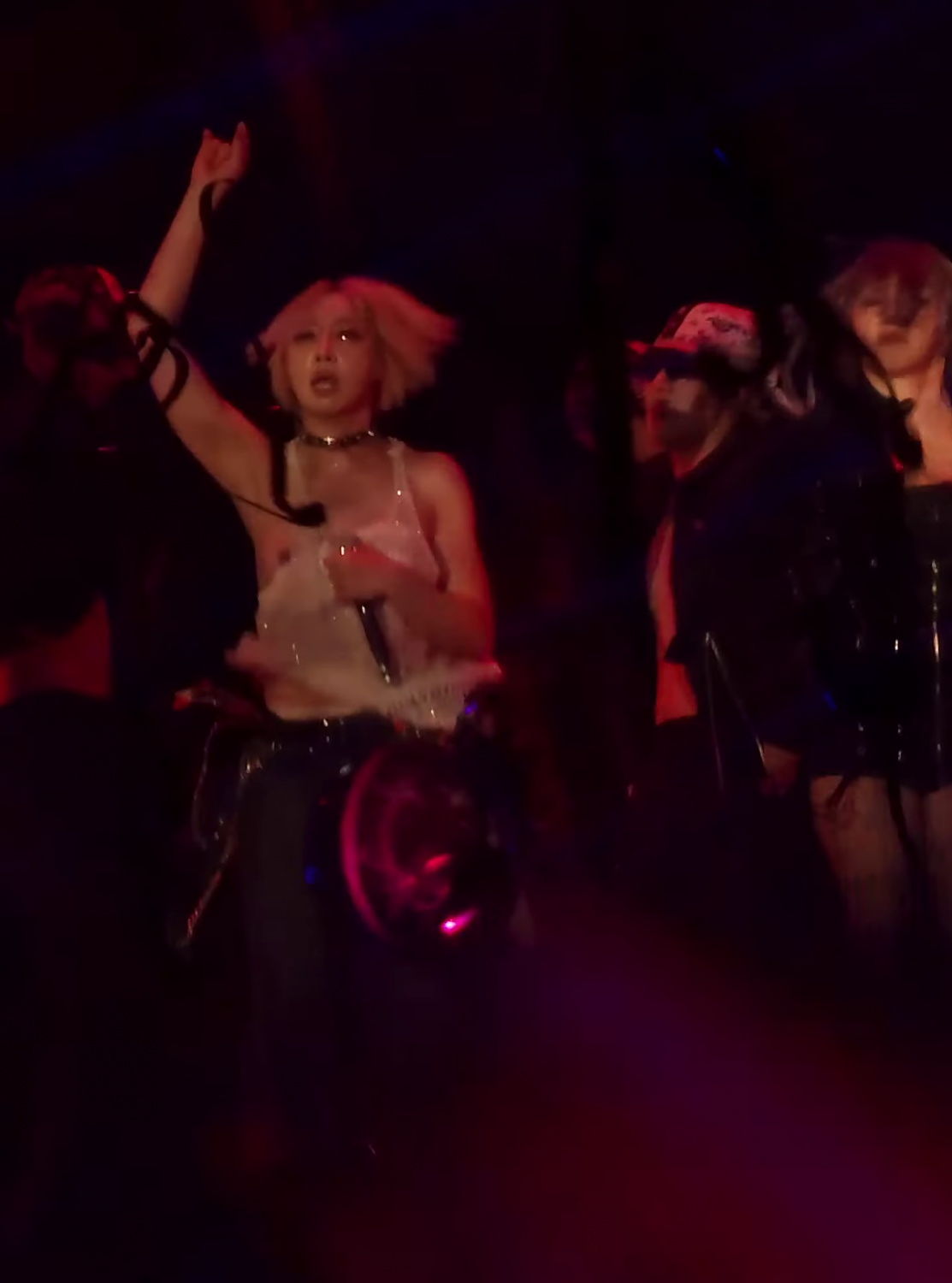 lsnkaKk5 Kpop Nip slip on stage 04.png